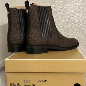 Micheal Kors Ella Flat Boot Brown In US 7.5M. New With Box 📦